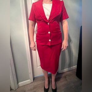 2 piece suit/ skirt with elastic waste band. Worn 1 time